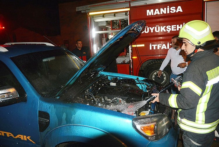 Manisa’da 3 otomobil kundaklandı!