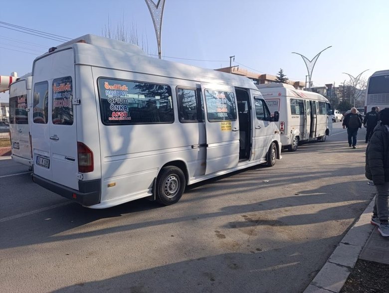 Afyon’da dolmuşçular arasında silahlı ve bıçaklı kavga: 2 ağır yaralı
