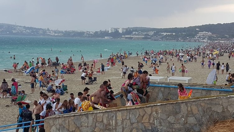 İzmir Çeşme’de Ilıca plajında panik! Hızla terk ettiler
