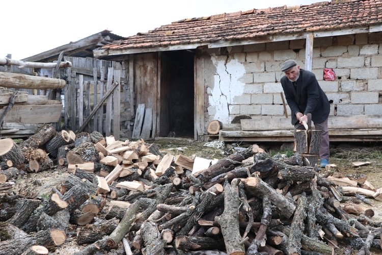 Terk edilmiş köyde tek başına yaşıyor!  54 yıl önceki depremin ardından zamanla boşalan köy ona emanet