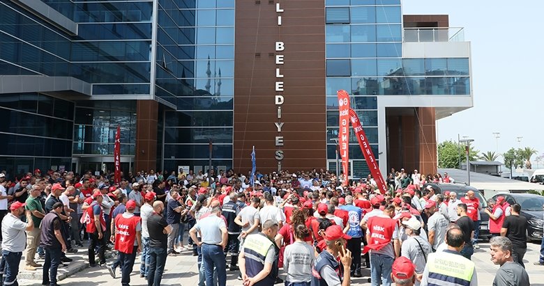 CHP’li Bayraklı Belediyesi’nde maaş krizi! İşçilerden yol kapatma eylemi