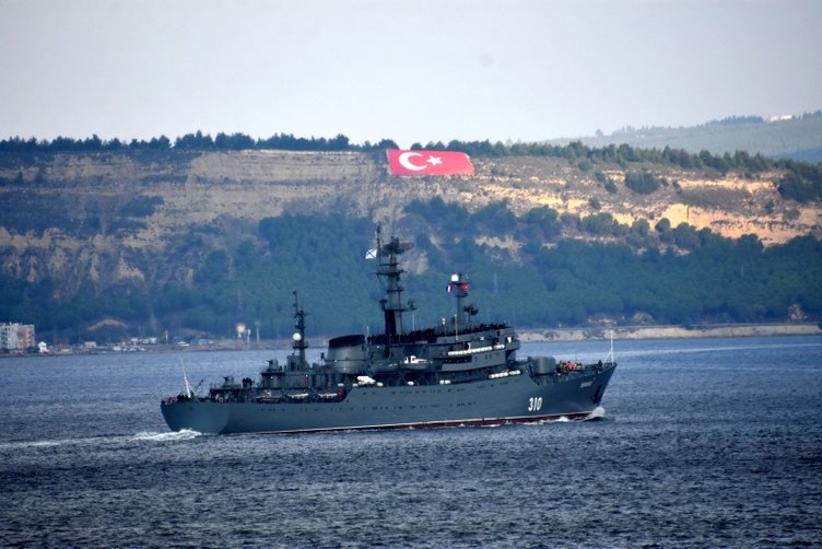 Rus savaş gemisi, güvertesi asker dolu şekilde geçti