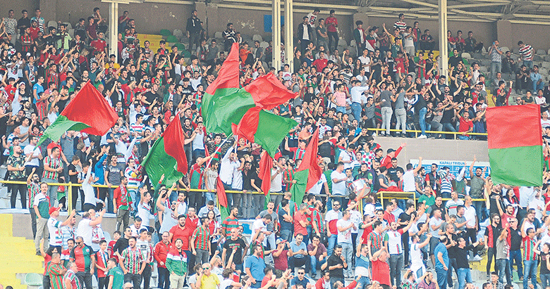 Karşıyaka bayrak açtı