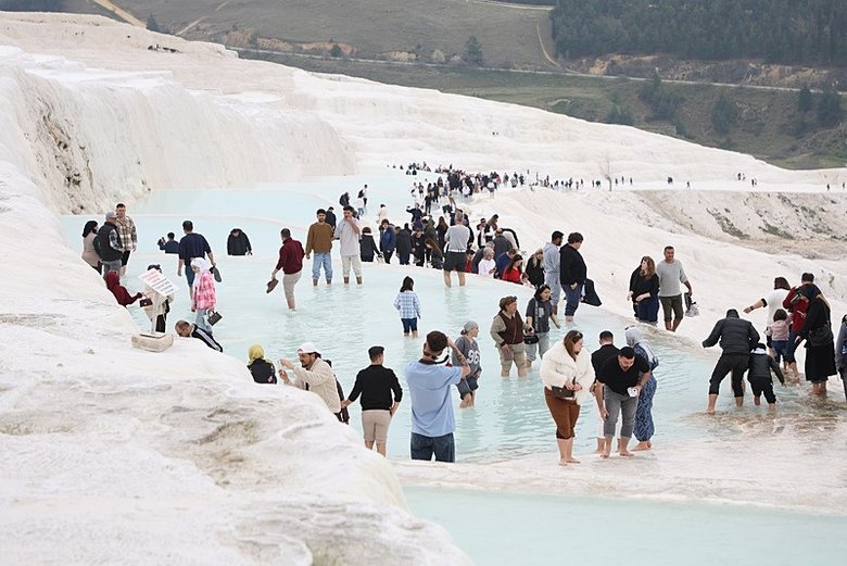 denizli-pamukkale-bayramda-doldu-tasti-tatilciler-akin-etti-1774185863422.jpeg