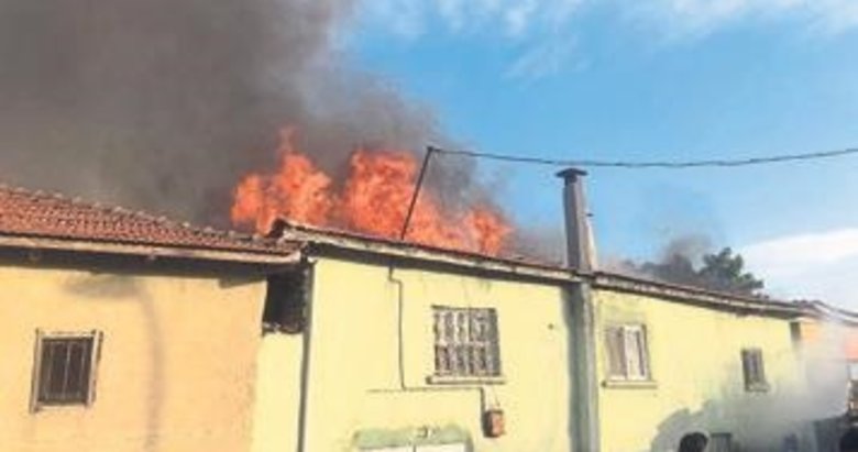 Manisa’da yangın: İşyeri ve 2 ev hasarlı