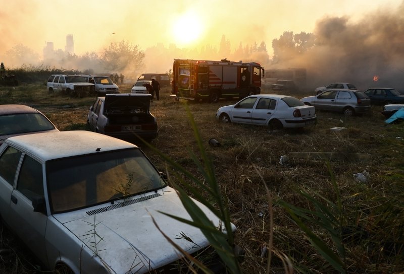 İzmir Bornova’da yediemin otoparkındaki araçlar alev alev yandı! Yangın sigara izmaritinden mi çıktı?