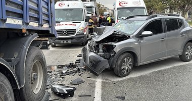 Otomobil park halindeki TIR’a çarptı