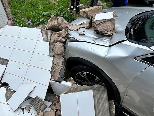 Bodrum’da fırtına kasıp kavurdu! Ağaçlar devrildi, motoryat karaya oturdu, feribot seferleri iptal edildi!