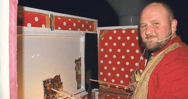 Karagöz ve Hacivat’ı tutkuyla yaşatıyor