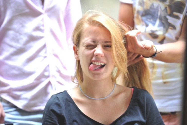 Gizem Karaca’ya İzmir’de dolandırıcı darbesi