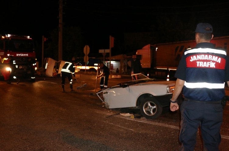 Manisa’da feci kaza! Otomobil ikiye bölündü