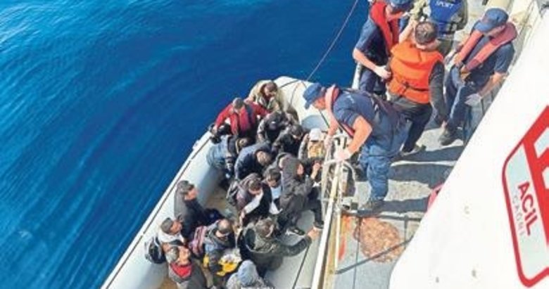 Düzensiz göçmenler ekiplerce kurtarıldı