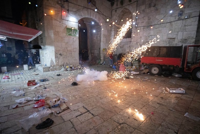 İsrail, sabah namazı sonrası Mescid-i Aksa’dan çıkan cemaate müdahale etti