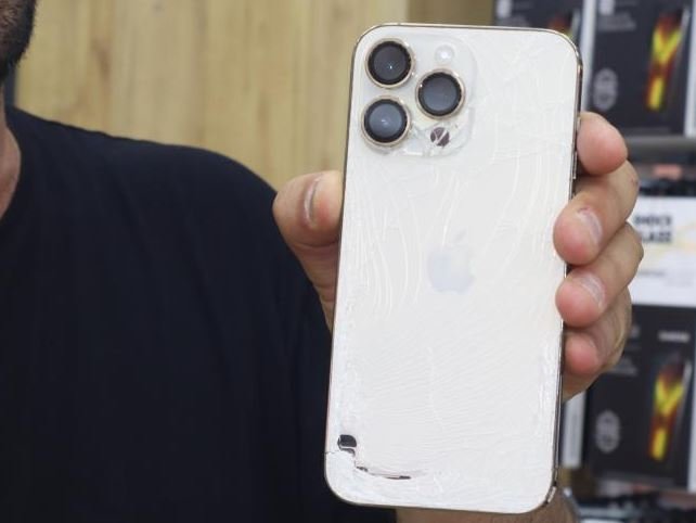 Kırılmaz ekran kırılacak mı diye telefonunu yerden yere vurdu! 90 bin liralık telefonu kazandı