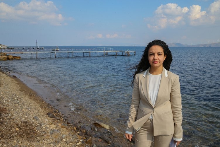 Foça’da denize sızan akaryakıt temizlendi