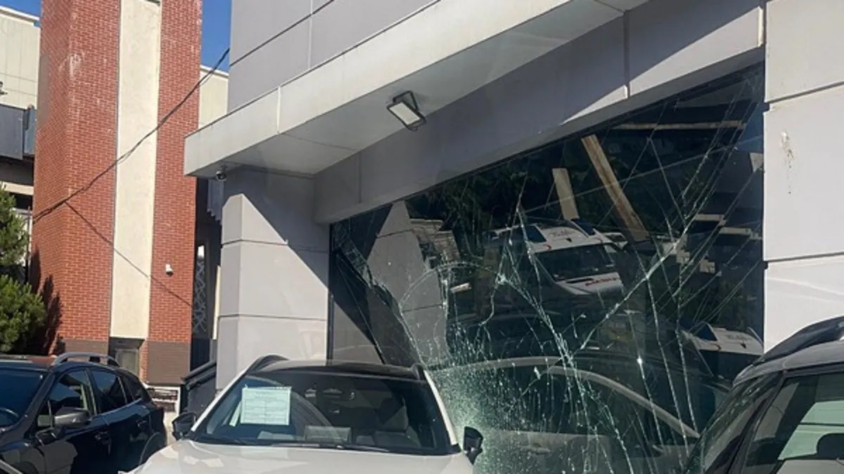 İzmir'de Tırın Çarptığı Otomobil Galeriye Savruldu, Maddi Hasar Meydana Geldi