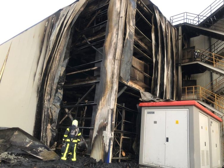 Denizli’de inşaat halindeki demir çelik fabrikası alevlere teslim oldu