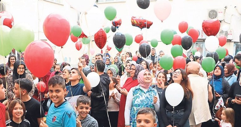 Raziye istedi, balonlar Gazzeli çocuklar için uçuruldu