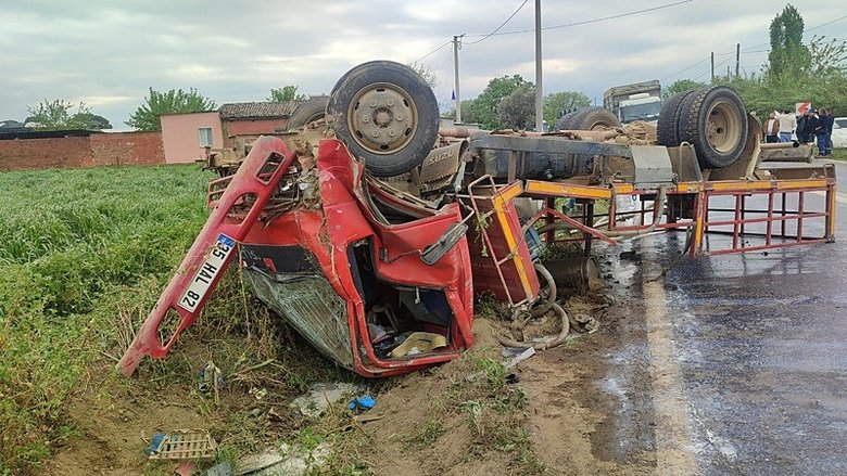 İzmir’de feci kaza! Ortalık savaş alanına döndü: 5 yaralı