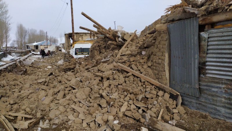 Türkiye-İran sınırında deprem! Van’da evler yıkıldı! Görüntüler peş peşe geliyor