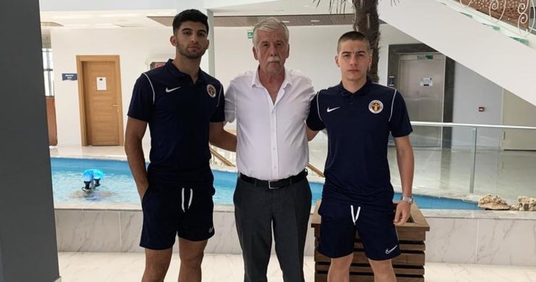 Menemenspor’da 2 futbolcu daha profesyonel oldu