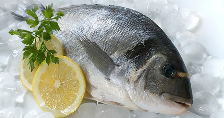 Balığı limon ve soğanla yiyin