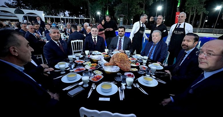 İzmir’de esnaf ve sanatkarlar iftarda bir araya geldi