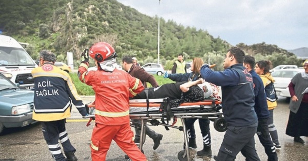 Otomobil istinat duvarına çarptı