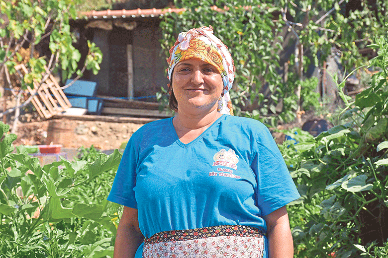 Bu köyün kadınları alkışlarla yaşıyor