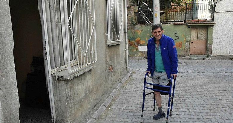 İzmir’de yaşayan adam cam kesiğini önemsemedi bacağından oldu!
