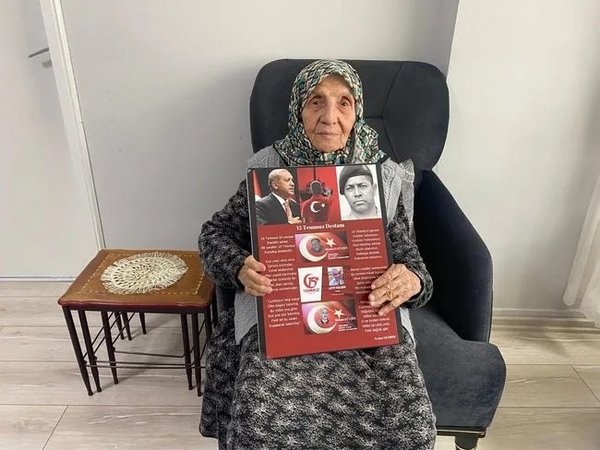 Başkan Erdoğan’dan, 99 yaşındaki Muzaffer Gülşen’e ziyaret: Hain darbe gecesi iki evladını şehit vermişti