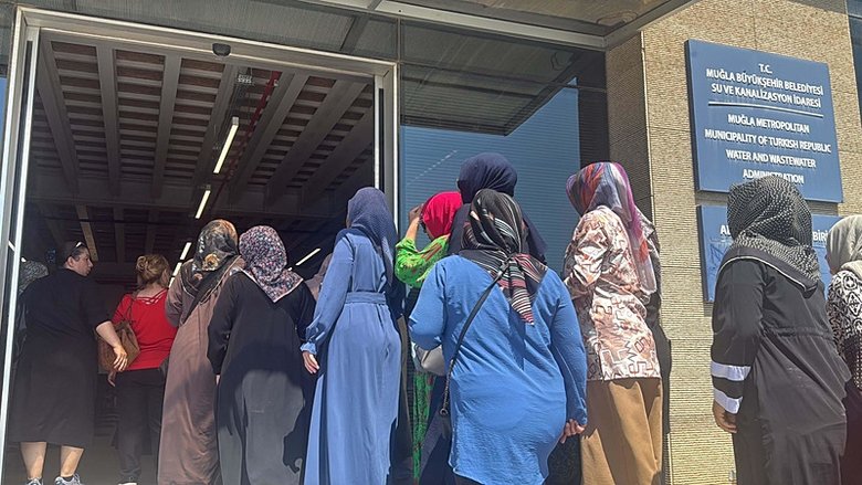 Bodrum’da tanker, patlayan içme suyu hattı nedeniyle oluşan çukura düştü