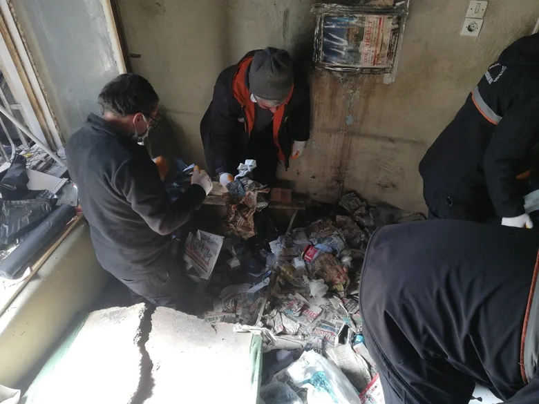 Ekipler dehşete düştü! O evden 10 kamyon çöp çıktı!