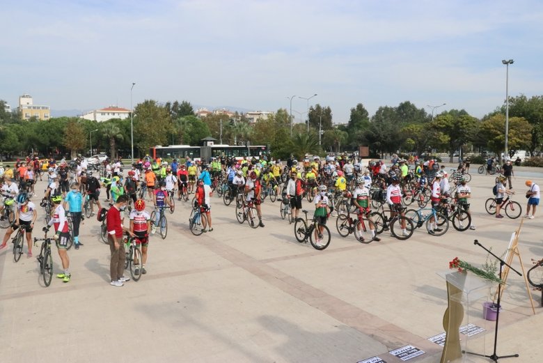 Trafik kazasında hayatını kaybeden bisikletçi Zeynep Aslan, İzmir’de anıldı