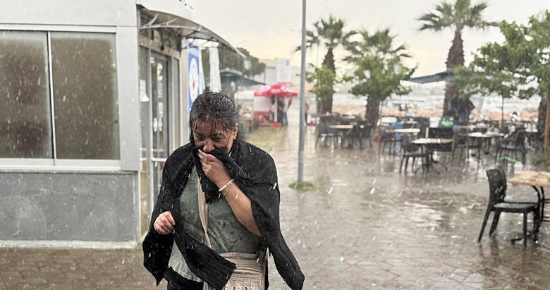 İzmir’i sağanak ve dolu vurdu