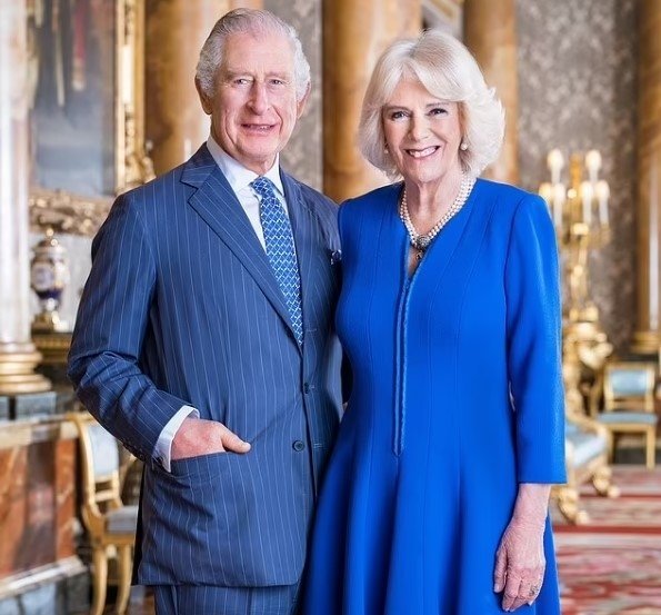 Taç giyme töreninin davetiyesi ortaya çıktı: Kral Charles’ın eşi Camilla ’Kraliçe’ oluyor