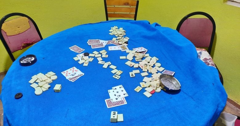 İzmir’de kumar oynayan ve Kovid-19 tedbirlerine uymayan 21 kişiye para cezası