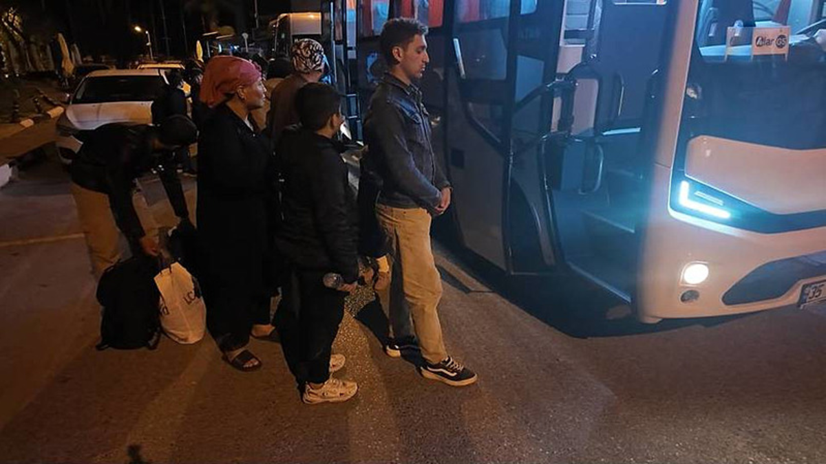 İzmir'de göçmen botu yarı batık halde bulundu! 1 çocuk öldü!