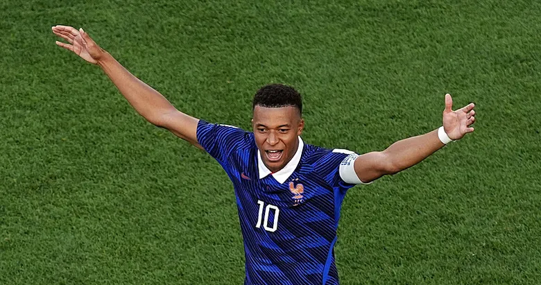 Kylian Mbappe, Lionel Messi’yi yakaladı