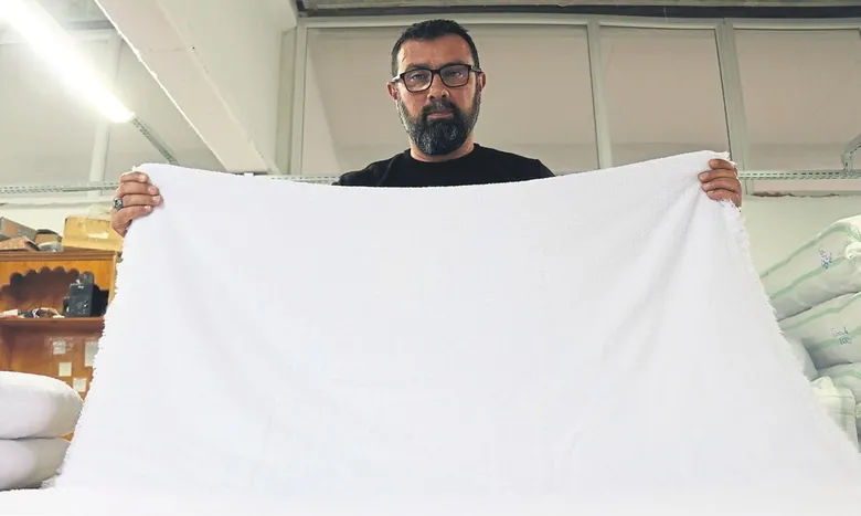 Buldan’da dokunuyor Kâbe’de giyiliyor
