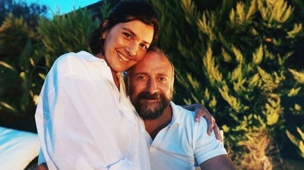Oyuncu Bergüzar Korel kızı Leyla ile pozunu paylaştı