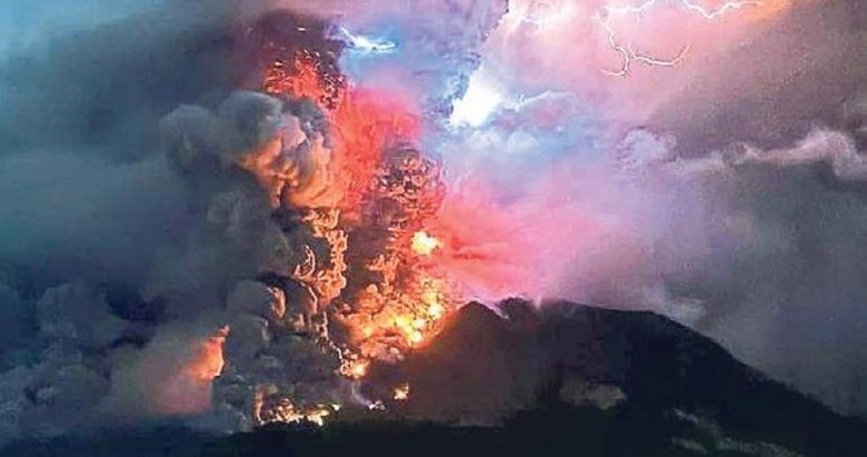 Endonezya’da yanardağ patladı, havalimanı kapandı