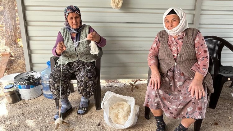 60 yıldır tezgahın başında halı dokuyor