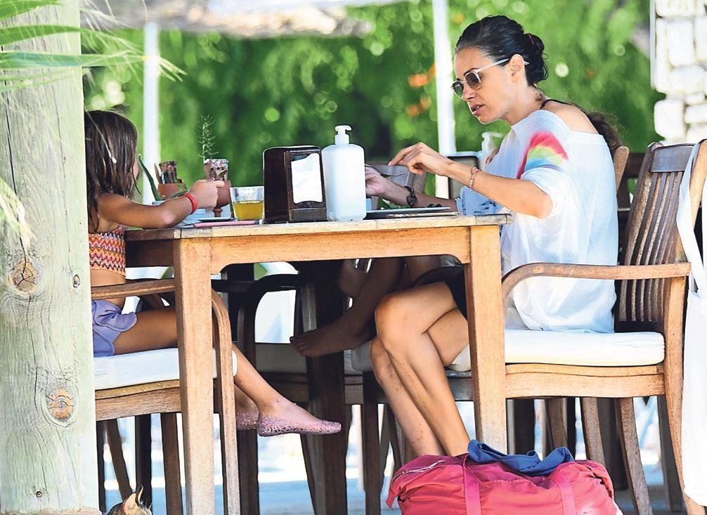 Özgü Namal Bodrum'da ortaya çıktı - Sarmaşık Haberleri