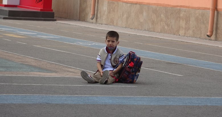 Okulda ilk gün! Çanakkale’de okula yalnız giren Emir ağlayarak dışarı çıktı