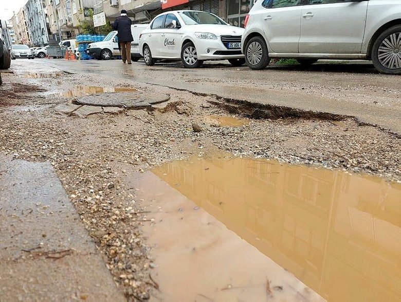 Karabağlar’da bozuk yol çilesi: Belki 50 kez Belediyeye müracaat ettik, bir sonuç alamadık