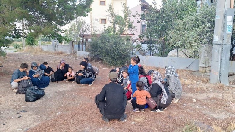 İzmir’de denizde sürüklenen 16 göçmen kurtarıldı
