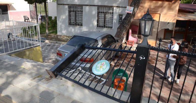 Yürekler ağza geldi! Kontrolden çıkan otomobil parka uçtu