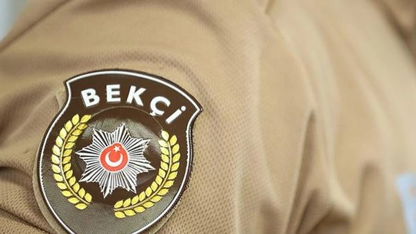 Bekçilerden ‘sahte bekçiye’ suçüstü: Oyuncak silahla yakalandı