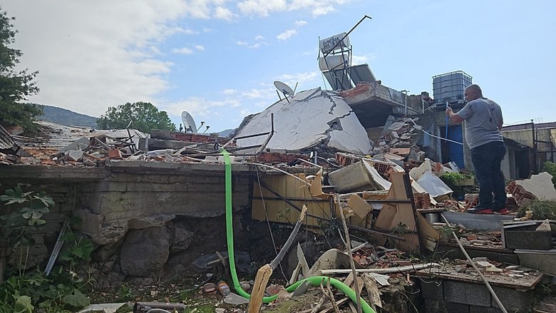 İzmir’de patlama! Bir ev yıkıldı: Yaralılar var